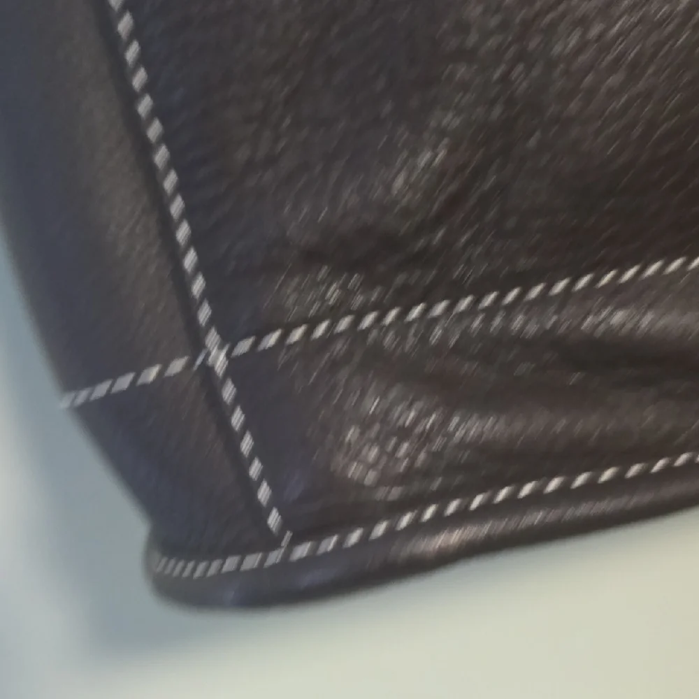 ILIA Black LEATHER Chic Shoulder Bag - Picture 5 of 5